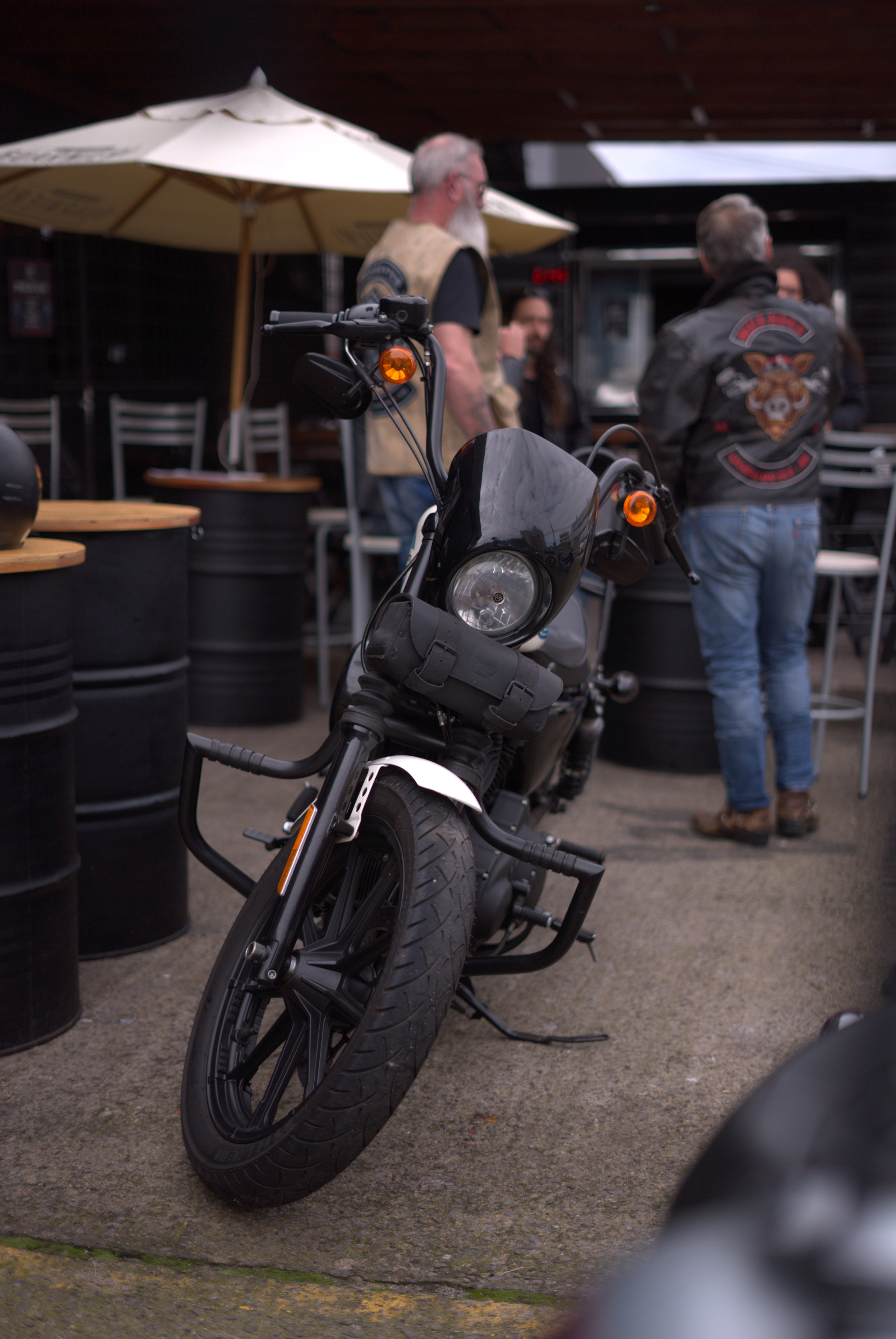 Moto custom com comunidade de motociclistas na V2